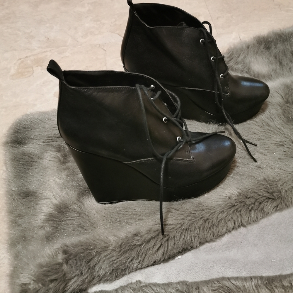 Bnwt boots size 9
